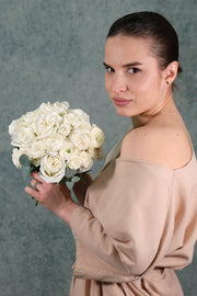 Klassischer Brautstrauß mit weißen saisonalen Blumen