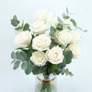 Edle weiße Rosen mit Eukalyptus