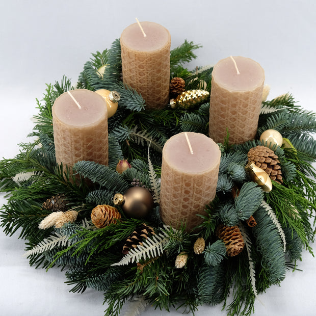 Kuscheliger Adventskranz mit beigen Kerzen | 35cm