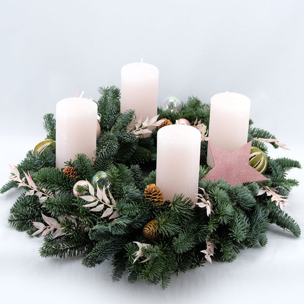 Großer Adventskranz in gedecktem Rosé & Blush