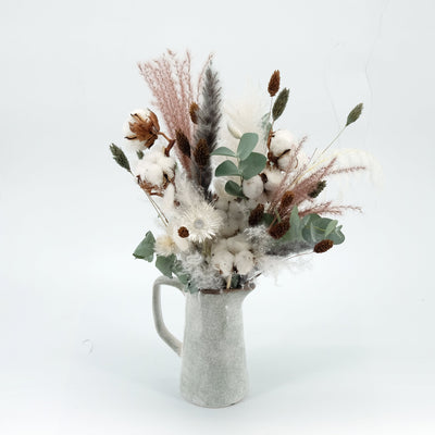 Winterlicher Trockenblumenstrauß in Keramik-Milchkanne