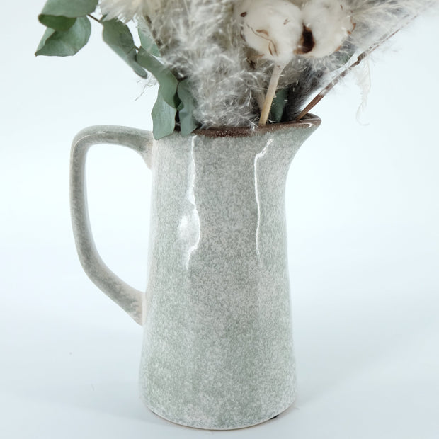 Winterlicher Trockenblumenstrauß in Keramik-Milchkanne