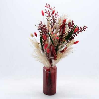 Trockenblumen-Arrangement in Winterrot mit Vase