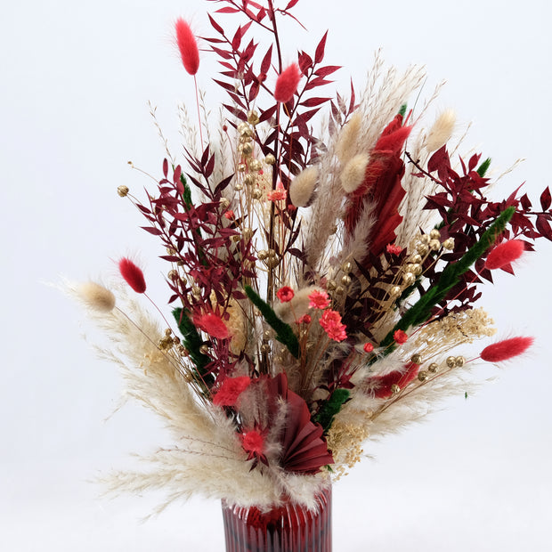 Trockenblumen-Arrangement in Winterrot mit Vase