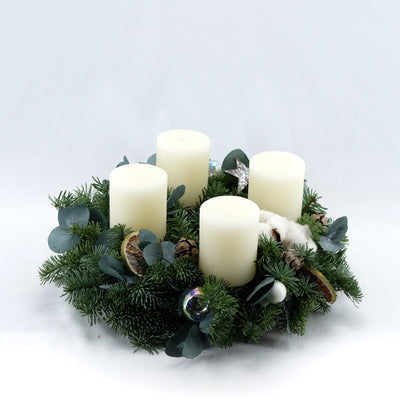 Winterlicher Adventskranz in Weiß mit Eukalyptus | 30cm