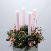 Verspielter Adventskranz mit hohen Kerzen in zartem Rosé | 35cm