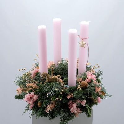 Verspielter Adventskranz mit hohen Kerzen in zartem Rosé | 35cm