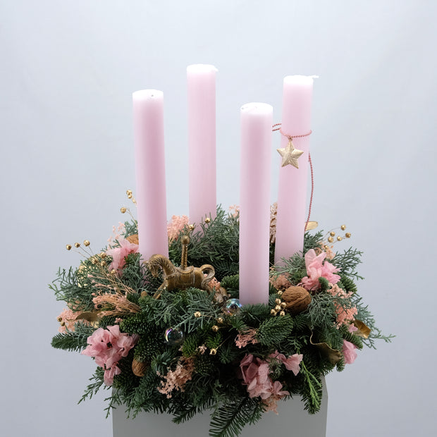 Verspielter Adventskranz mit hohen Kerzen in zartem Rosé | 35cm