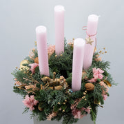 Verspielter Adventskranz mit hohen Kerzen in zartem Rosé | 35cm