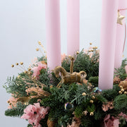 Verspielter Adventskranz mit hohen Kerzen in zartem Rosé | 35cm