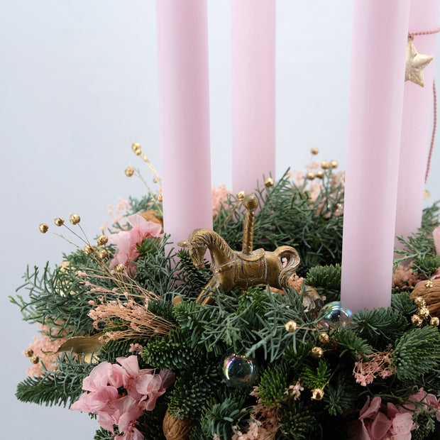 Verspielter Adventskranz mit hohen Kerzen in zartem Rosé | 35cm