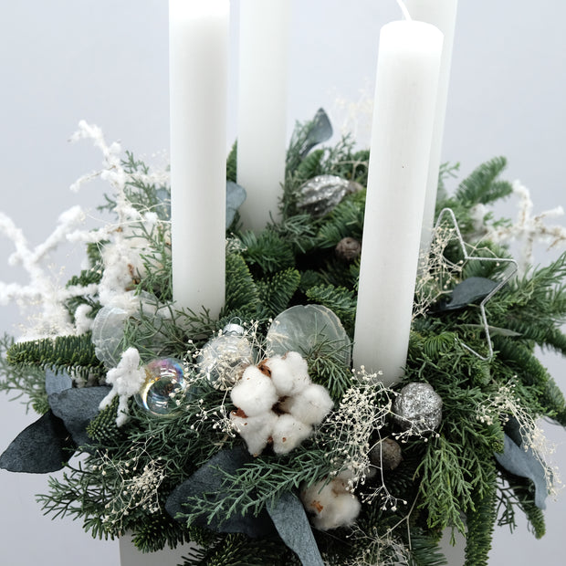 Winterlicher Adventskranz mit hohen Kerzen in Weiß | 35cm
