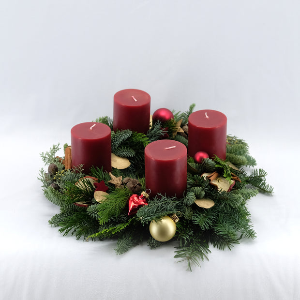 Zeitloser Adventskranz in Burgundy