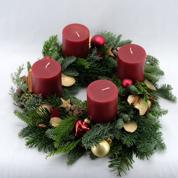 Zeitloser Adventskranz in Burgundy