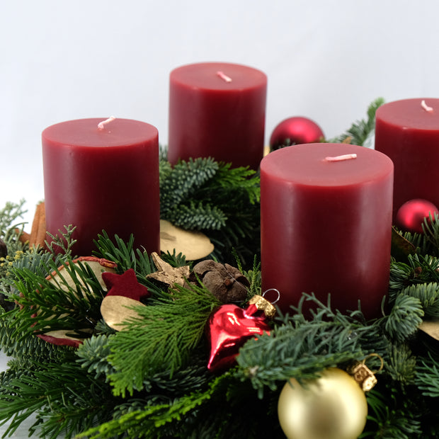 Zeitloser Adventskranz in Burgundy