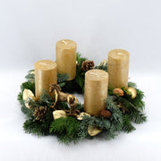 Strahlender Adventskranz in Gold mit Schaukelpferd