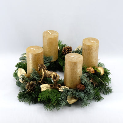 Strahlender Adventskranz in Gold mit Schaukelpferd