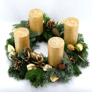Strahlender Adventskranz in Gold mit Schaukelpferd