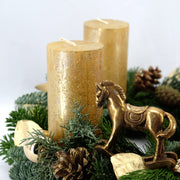Strahlender Adventskranz in Gold mit Schaukelpferd
