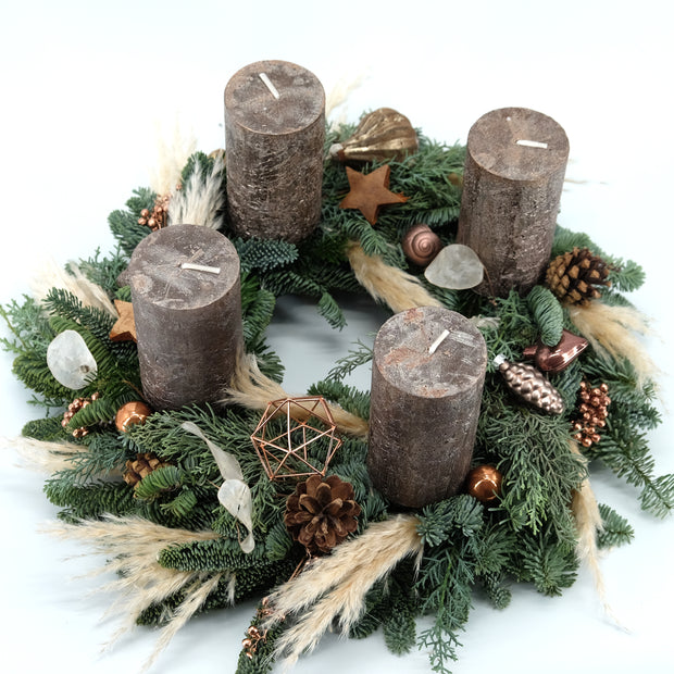 Adventskranz aus Tannenzweigen und Pampasgras in Shiny Mocca | 35cm