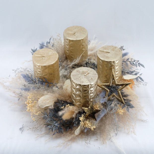 Trockenblumen Adventskranz in Champagnergold und Dusty Blue
