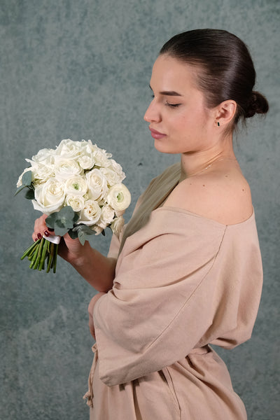 Klassischer Brautstrauß mit weißen saisonalen Blumen