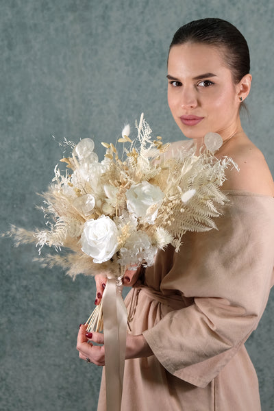 Trockenblumen Brautstrauß in Beige, Weiß und Ivory