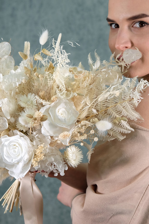 Trockenblumen Brautstrauß in Beige, Weiß und Ivory