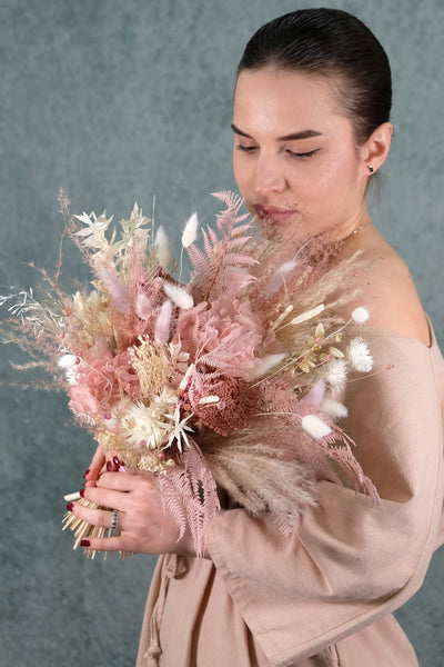 Trockenblumen Brautstrauß in Beige und Rosé