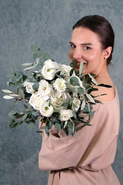 Verspielter Greenery Brautstrauß mit weißen Blumen