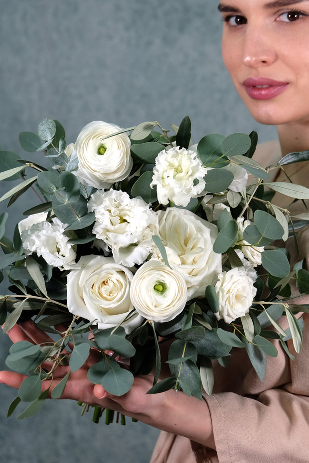 Verspielter Greenery Brautstrauß mit weißen Blumen