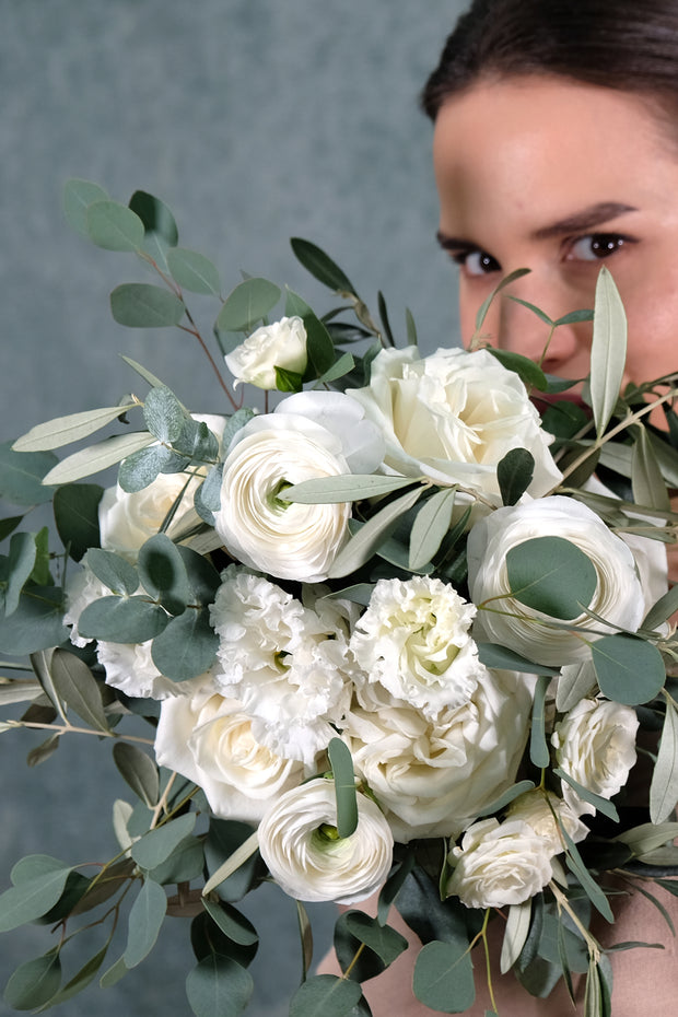 Verspielter Greenery Brautstrauß mit weißen Blumen