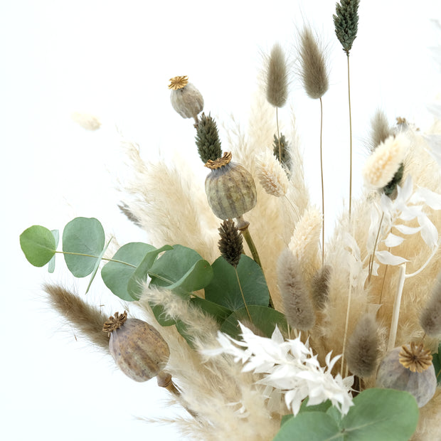Trockenblumenstrauß in Beige und Eukalyptusgrün