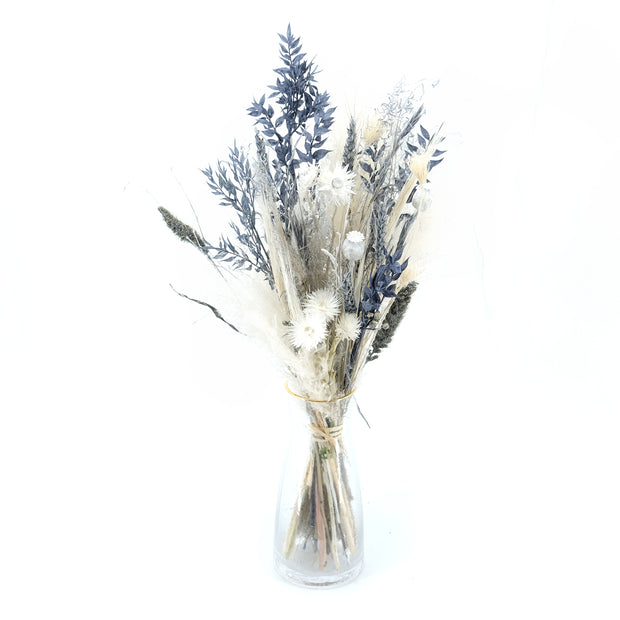 Trockenblumenstrauß in edlem Blaugrau und Weiß