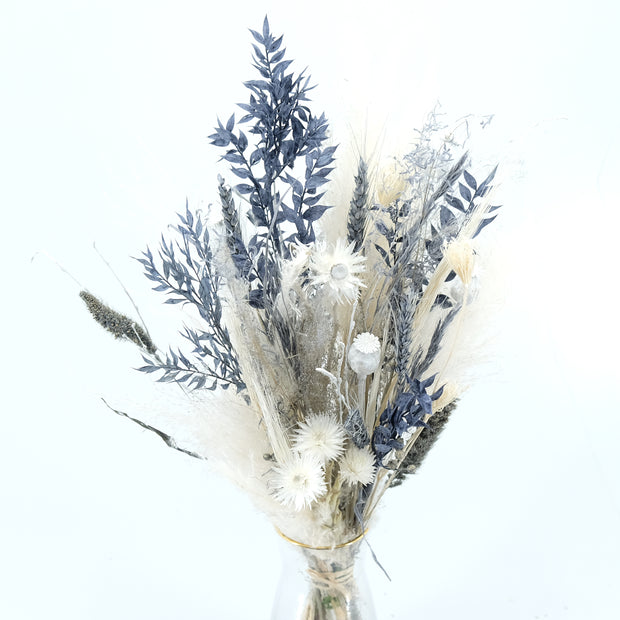 Trockenblumenstrauß in edlem Blaugrau und Weiß