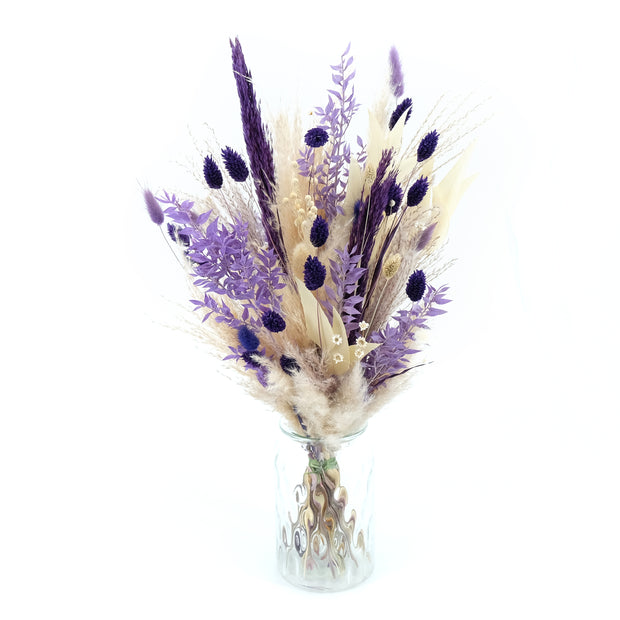 Trockenblumenstrauß in Violett und Beige