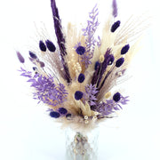 Trockenblumenstrauß in Violett und Beige