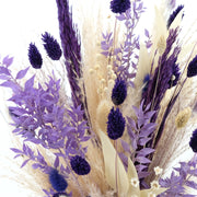 Trockenblumenstrauß in Violett und Beige