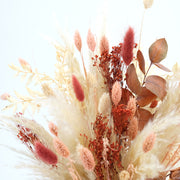 Trockenblumenstrauß in Terrakotta und Rostbraun