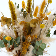 Trockenblumenstrauß in Senfgelb und Eukalyptusgrün