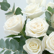 Edle weiße Rosen mit Eukalyptus