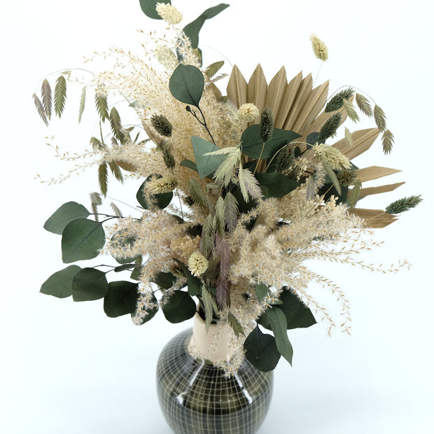 Trockenblumenstrauß mit Palmblatt und stabilisiertem Eukalyptus