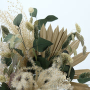 Trockenblumenstrauß mit Palmblatt und stabilisiertem Eukalyptus