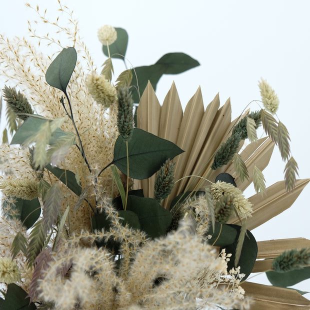Trockenblumenstrauß mit Palmblatt und stabilisiertem Eukalyptus